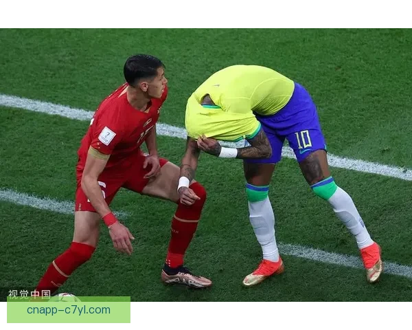 内马尔邀老球迷拥抱落泪观赛时